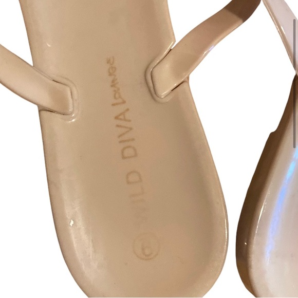 💕NUDE STUDDED FLIP FLOPS SIZE 9💕 - Picture 3 of 4